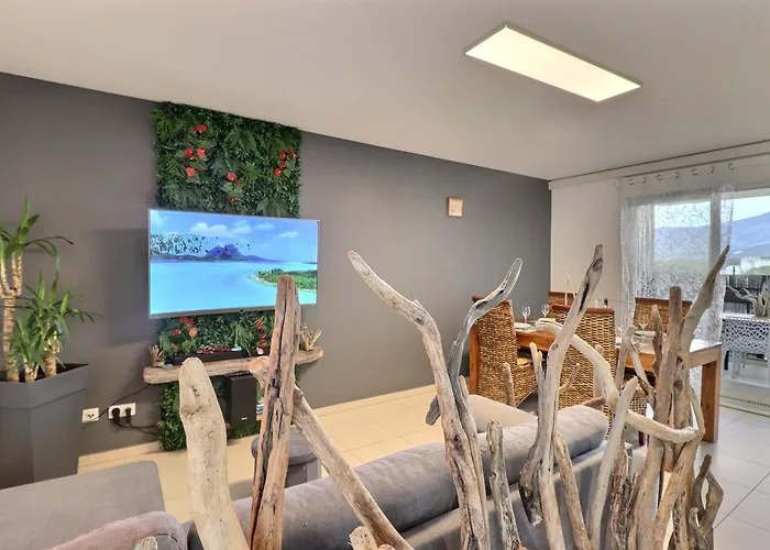 Tropical Escape - Mountain View & Terrace Apartment